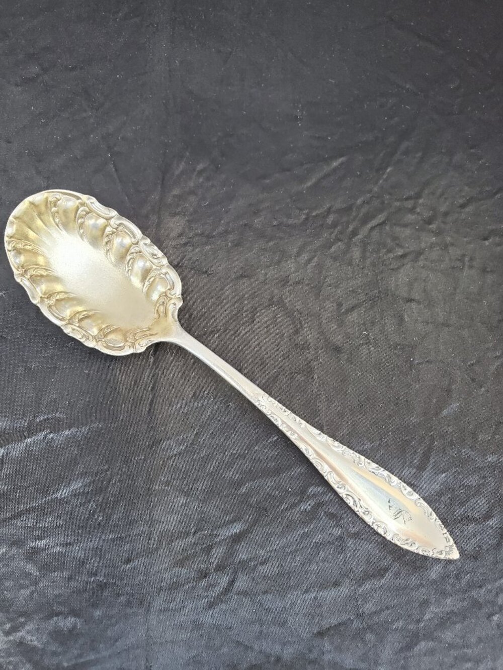 1847 ROGERS Bros VICTORIAN SILVERPLATE ORNATE SUGAR SPOON 1892 SAVOY HOTELWARE